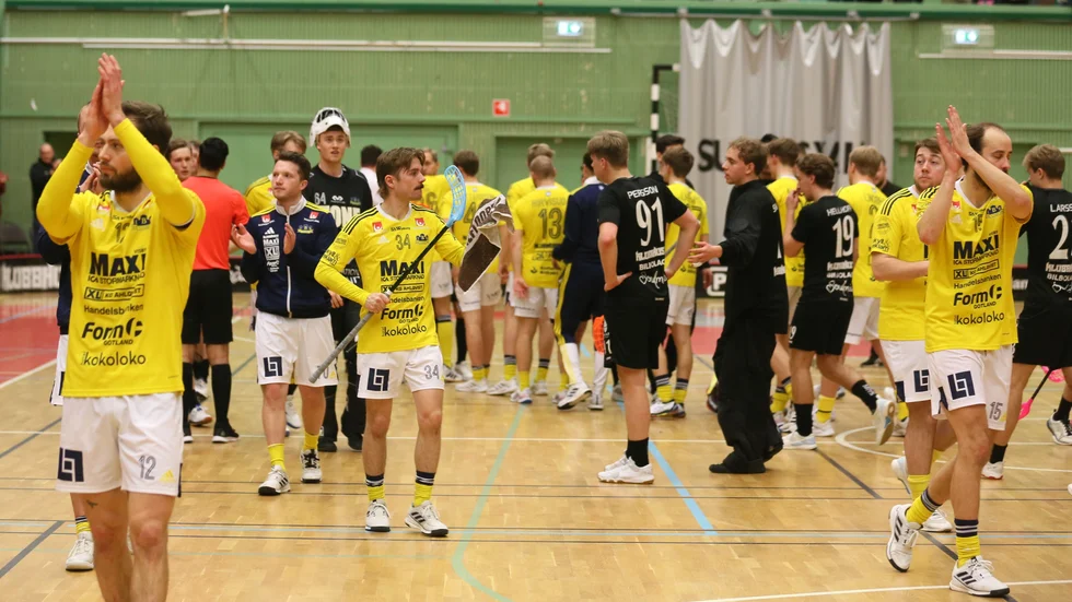 Visby IBK tackar den tillresta publiken.