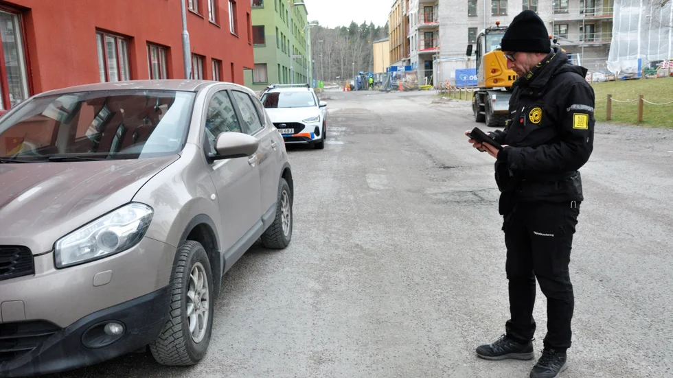 Michael Lind skriver ut en p-bot till en bil i Rosendal, ett av de områden som p-vakterna oftast lappar bilar i.