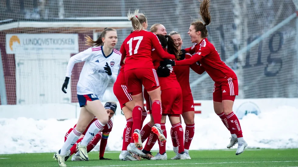 PITEÅ, SVERIGE 20240330
Piteås Saga Swedman (12) sätter 3-2 i 120e minuten och blir matchvinnare under lördagens fotbollsmatch, semifinal i Svenska cupen, mellan Piteå IF DFF och FC Rosengård på LF Arena.
Foto: Pär Bäckström / TT / Kod 11900