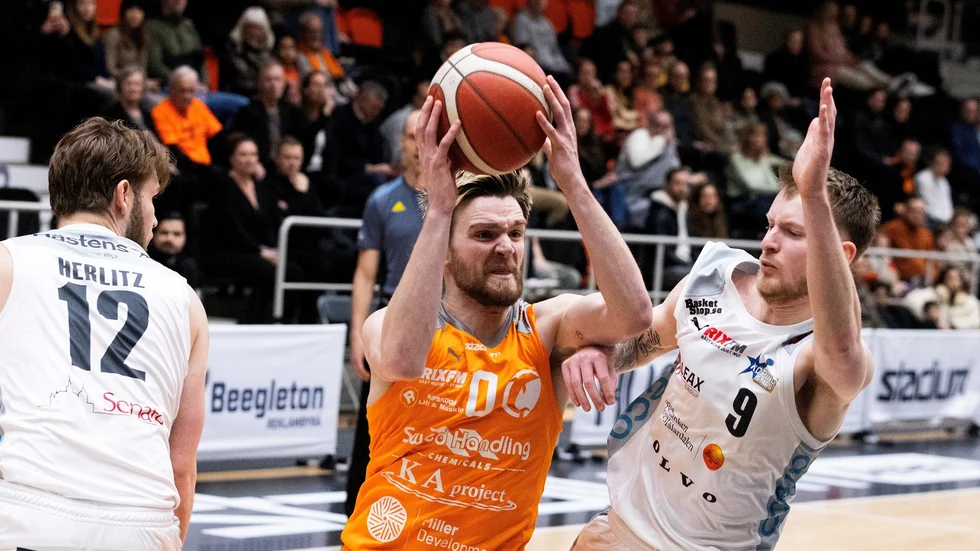 Tim Schüberg fick en smäll mot vaden i matchen mot Köping Stars.