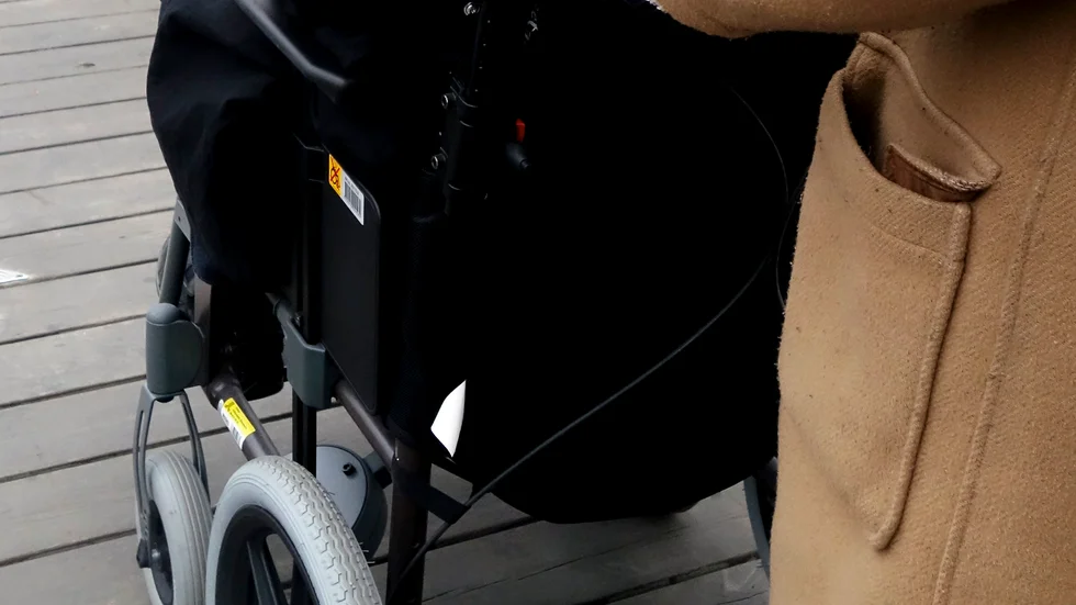 En omsorgstagare som kräver assistans dygnet runt övergavs av sina två personliga assistenter och lämnades ensam och inlåst i en bil. Genrebild.