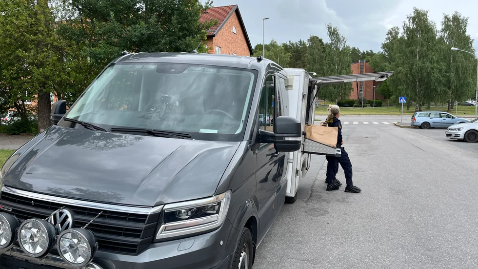 Polisen larmades vid 10.30 på torsdagen och har arbetat på platsen sedan dess.