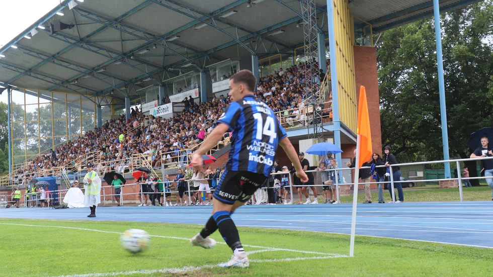 Leo Walta med en hörna i träningsmatchen mot Djurgården.