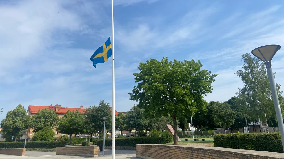 Flaggan har hissats på halv stång efter beskedet att en ungdom avlidit på platsen.