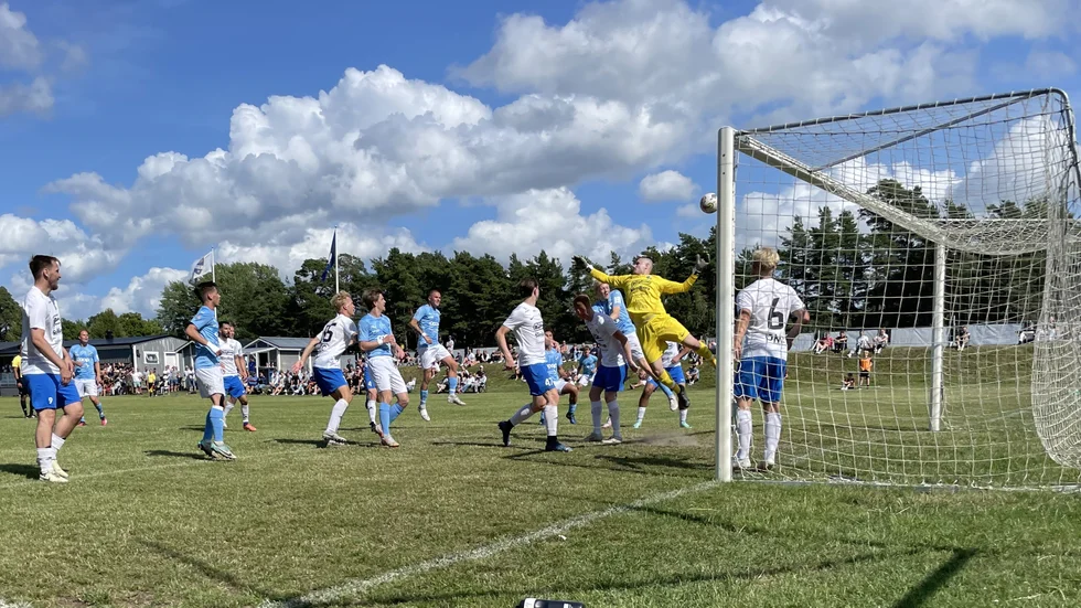 IK Viljan toppar kvalgruppen efter fredagens beslut. Här ses Strängnäslaget i en seriematch i division 3 mot IFK Visby på Gotland i somras.