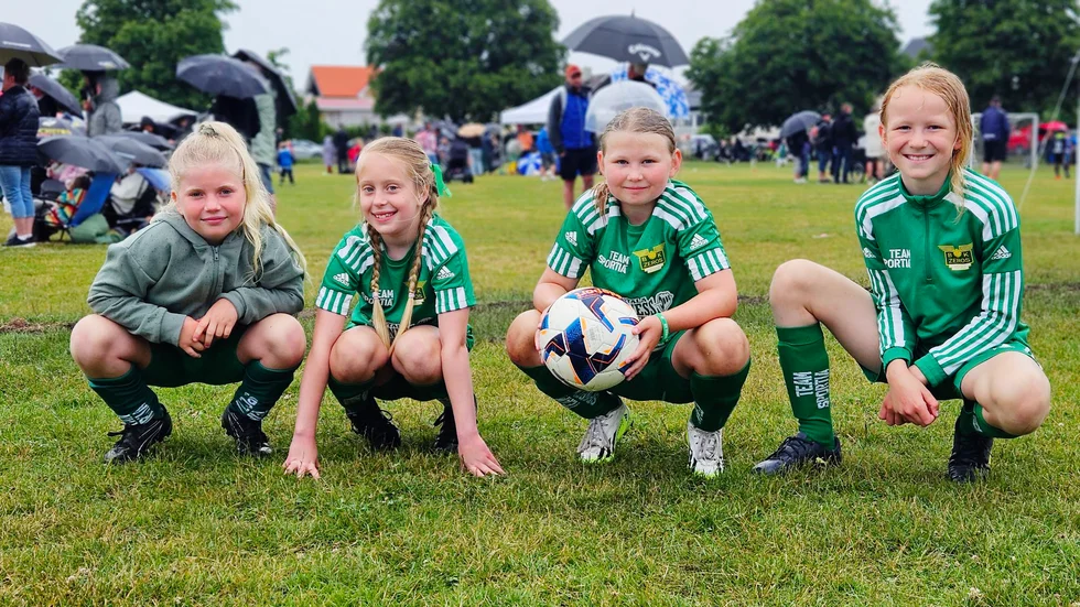 "Fotografera oss!" hör jag några ropa bakom mig. Det är tjejerna Vanessa Bååthstark, Freja Hamren, Agnes Stolt och Ella som spelar i BK Zeros F-15. "Jag och Freja gjorde två mål var i första matchen", berättar Vanessa Bååthstark stolt. De berättar att dagen varit jättekul.