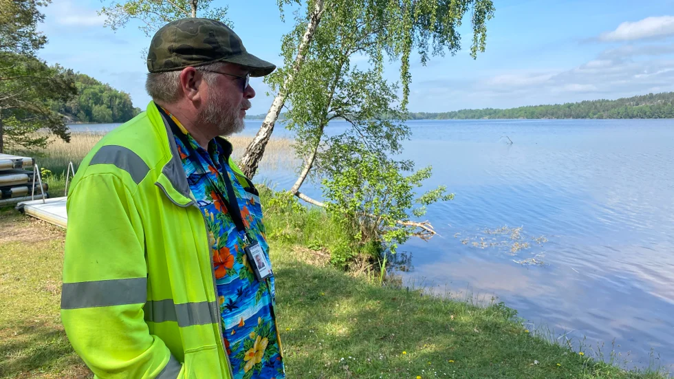 Albert Ellestad vid Hopenbadet utanför Husby, där han kollar hur det ser ut så att allt kommer i ordning till senast den 1 juni. 