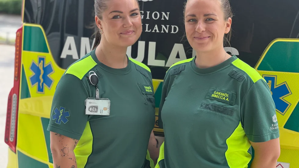 Malin Wehinger och Rebecca Alun på ambulansen i Eskilstuna.