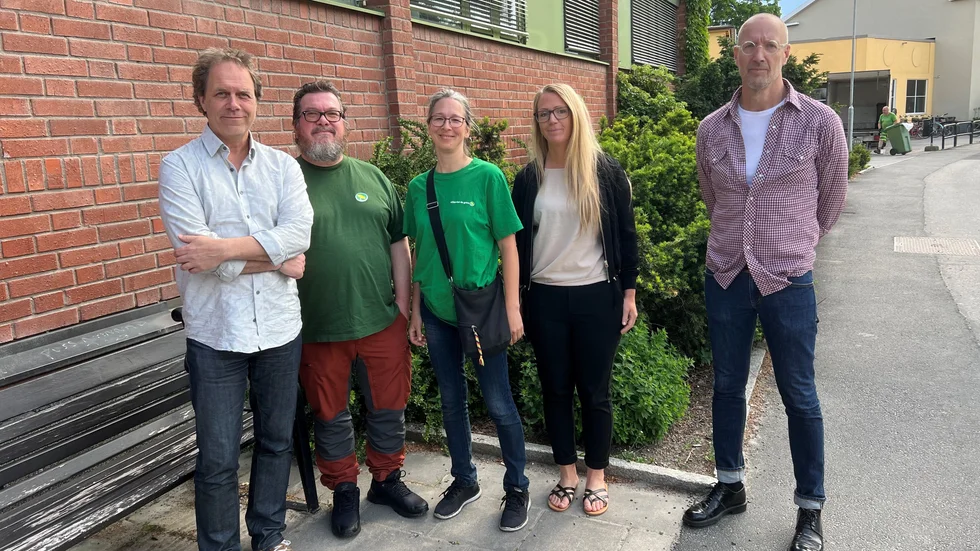 Europaparlamentarikern, författaren och tidigare tv-meteorologen Pär Holmgren (längst till vänster på bilden) besökte Katrineholm och kommunens samhällsbyggnadsförvaltning på måndagen. Övriga personer på bilden är från vänster: Nicklas Adamsson, gruppledare för Miljöpartiet i Katrineholm, Lilli Márton, ordförande för Miljöpartiet i Katrineholm, Sara Eresund, plansamordnare på Katrineholms kommun samt Magnus Runesson, samhällsbyggnadschef.