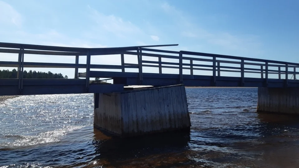 Turbåtsbryggan på Stenskär har tryckts sönder av isen förra vintern, nu måste den åtgärdas provisoriskt eftersom turbåten Laponia ska angöra där i sommar.