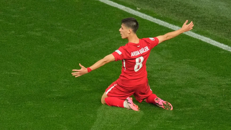 Turkiets Arda Güler jublar efter segermålet mot Georgien.