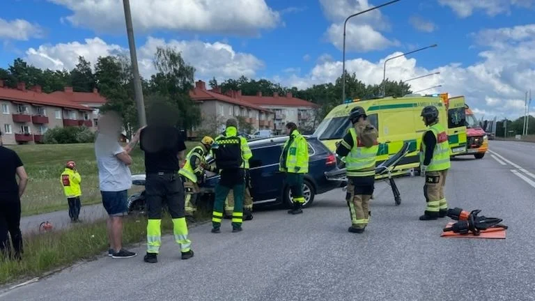 En person fördes till sjukhus efter olyckan.