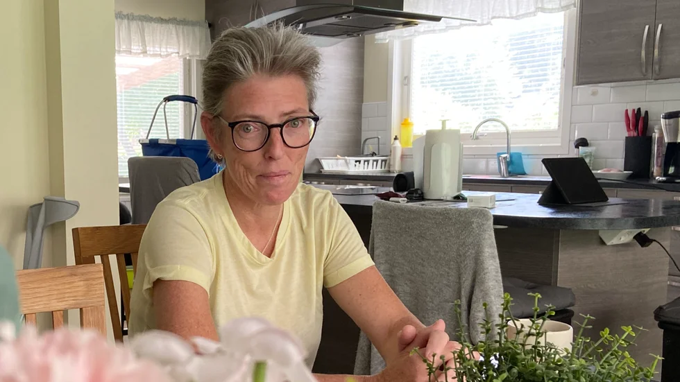 När Britt-Louise Kvarnström, 53, fick höra att hon var för gammal för operation såg hon ingen annan utväg än att själv betala för den. "Jag ska ju jobba i många år till", säger hon. 