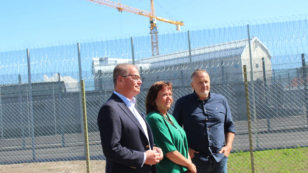 Belåtna miner på platsen där nya fängelsebyggnaden ska uppföras vid Gertrudsvik. Kommunalrådet Harald Hjalmarsson (M), Kriminalvårdscef Åsa Lindberg och Per Karlsson, Gertrudsviks Fastighets AB.