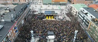 Guldtorget välfyllt – se publikhavet från ovan