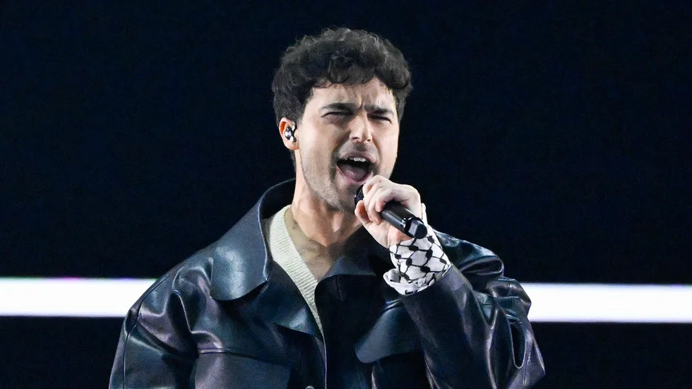 Eric Saade uppträdde med sin låt "Popular" som öppningsakt under den första semifinalen i Eurovision Song Contest i Malmö.