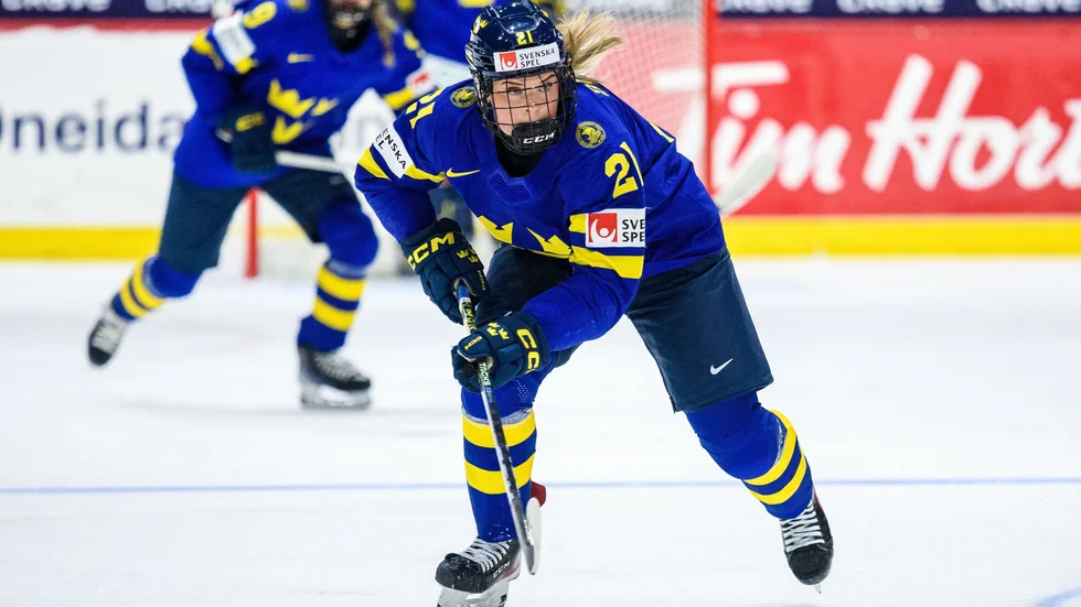 Damkronorna och Lova Blom ställs natten mellan torsdag och fredag mot VM:s starkaste motstånd – Kanada. För att ha en chans att ta medalj så är det bara vinst som gäller.