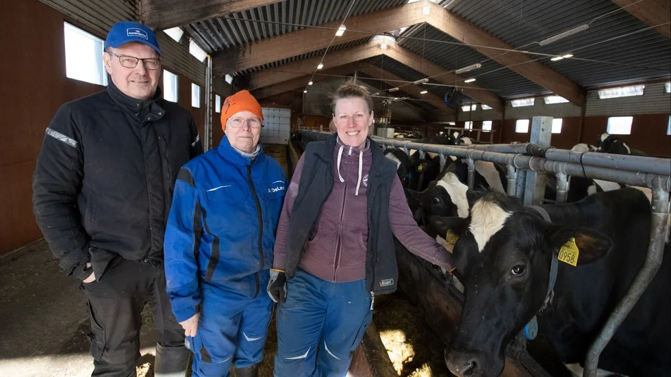 Mjölkbönderna Lars och Monika Eriksson tilldelas LRF:s guldmedalj. Paret hoppas på en generationsväxling i bondgården i Hundsjön, där dottern Elin står redo att ta över.  