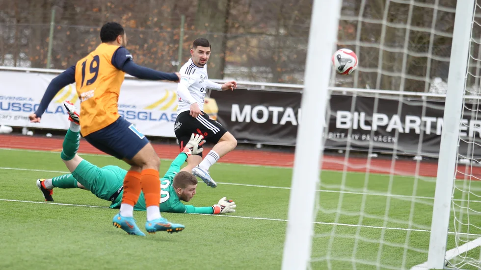 Granit Hana, Motala AIF:s spjutspets, har dragit målvakten Benjamin Rehnlund, men skjuter utanför målramen. En tung start på division 2 för Maif är det vi upplever.