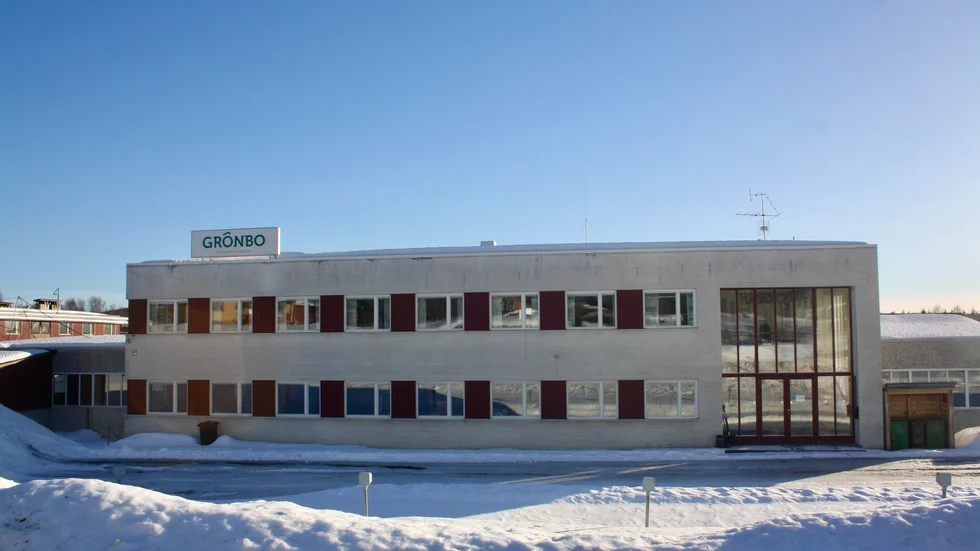 Idag arbetar cirka 50 personer hos Grön Bo Produktion, varav en del jobbar i fabriken och andra sköter montaget ute på byggarbetsplatserna.