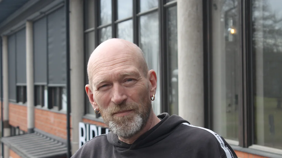 Jorgie Flordin på Motala Lokalrevy är 2024 års kulturstipendiat i Motala kommun. "Det är ju jäkligt hedrande att få det".