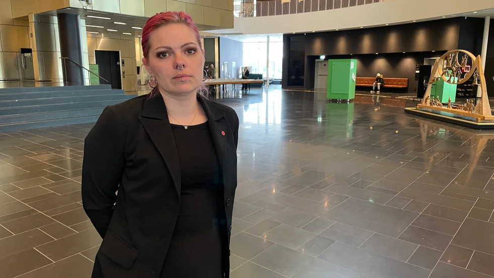 "Vi har lärt oss att det går att ifrågasätta", säger Sanna Inga Poromaa (V), på frågan om vad de lärt sig av badhusbygget. 