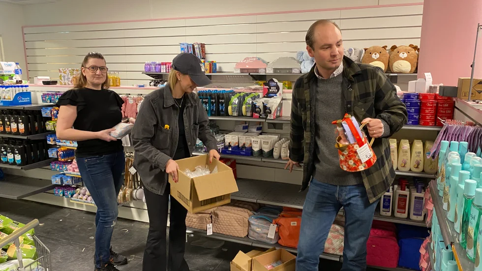 Josefine Sandblom, Vendela Gustafsson och Philip Gustafsson var fullt sysselsatta med att få ordning i nya butiken.