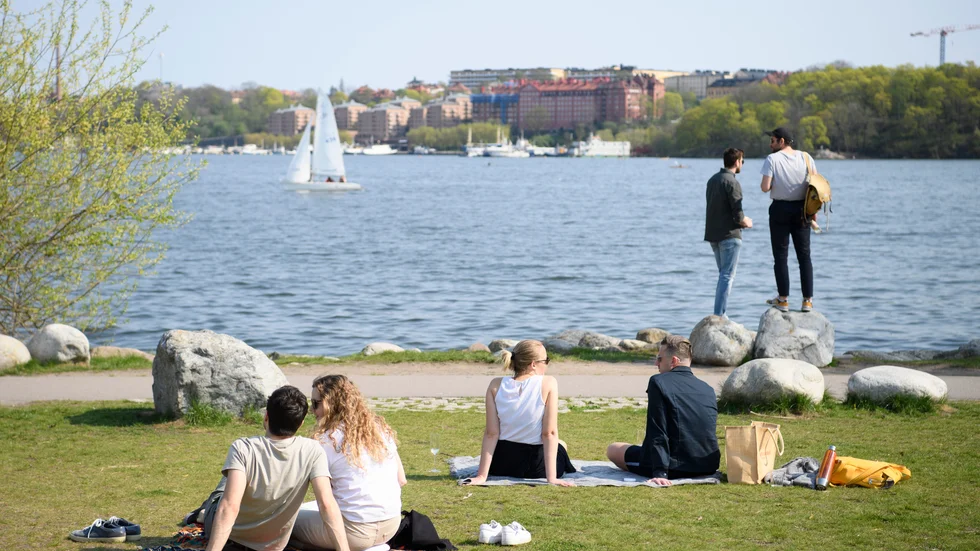 Den efterlängtade våren lockar många till att njuta av solens värme. Men vi glömmer ofta bort att solens strålar är starka. Arkivbild.