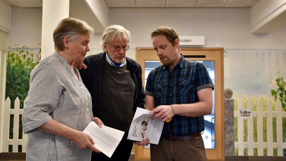 Birgitta Hellman Magnusson lämnade över en protestlista till socialnämndens ordförande Johan Kollberg (S).
