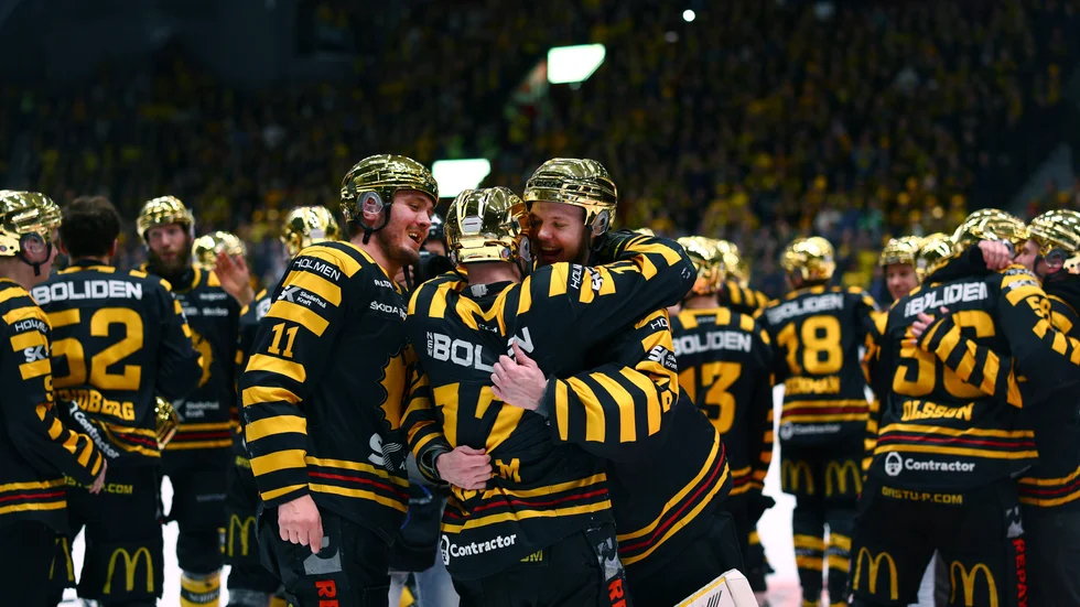 Skellefteåspelare firar SM-guldet. Laget vann finalserien mot Rögle med 4–1 i matcher.