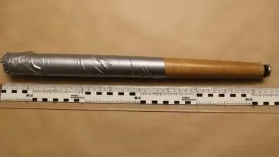 Polisen beslagtog flera batongliknande föremål hemma hos en av de misstänkta i Motala. På ett av dem hittades blod från hans inneboende. Bild från polisens förundersökning.