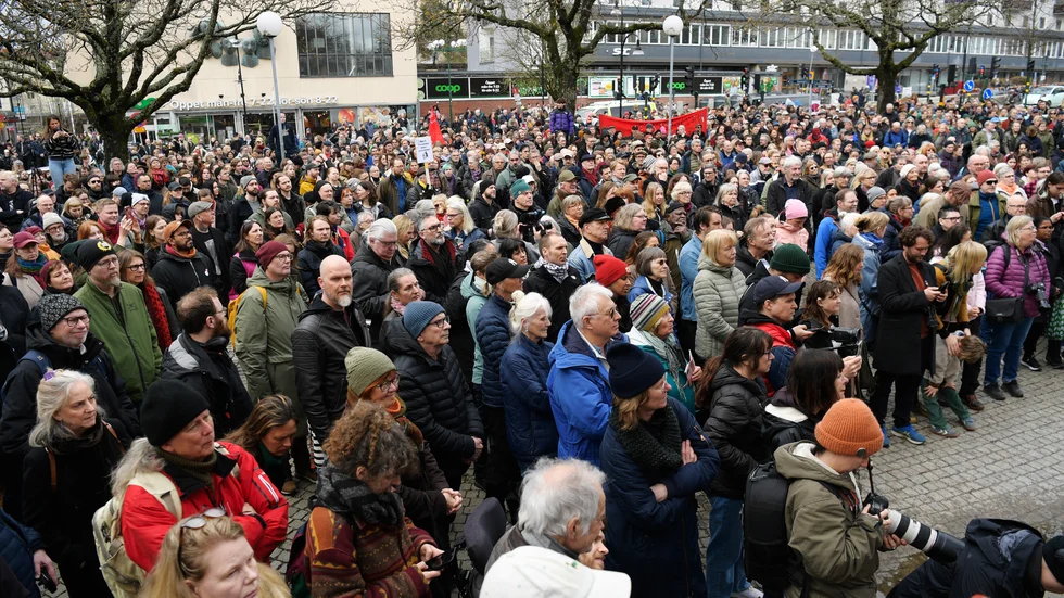 Tusentals demonstranter samlades under en gemensam antifascistisk manifestation utanför teater Moment på Gubbängstorget under lördagen med anledning av onsdagskvällens attack mot Vänsterpartiets och Miljöpartiets möte i Gubbängen.