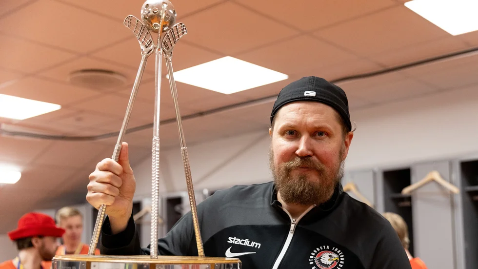 Mika Kohonen höjer SM-pokalen i omklädningsrummet. Titeln var Storvretas åttonde.
