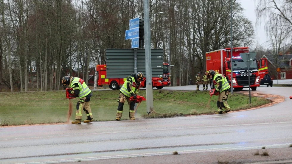 Flera enheter åkte ut för att sanera vägbanan.