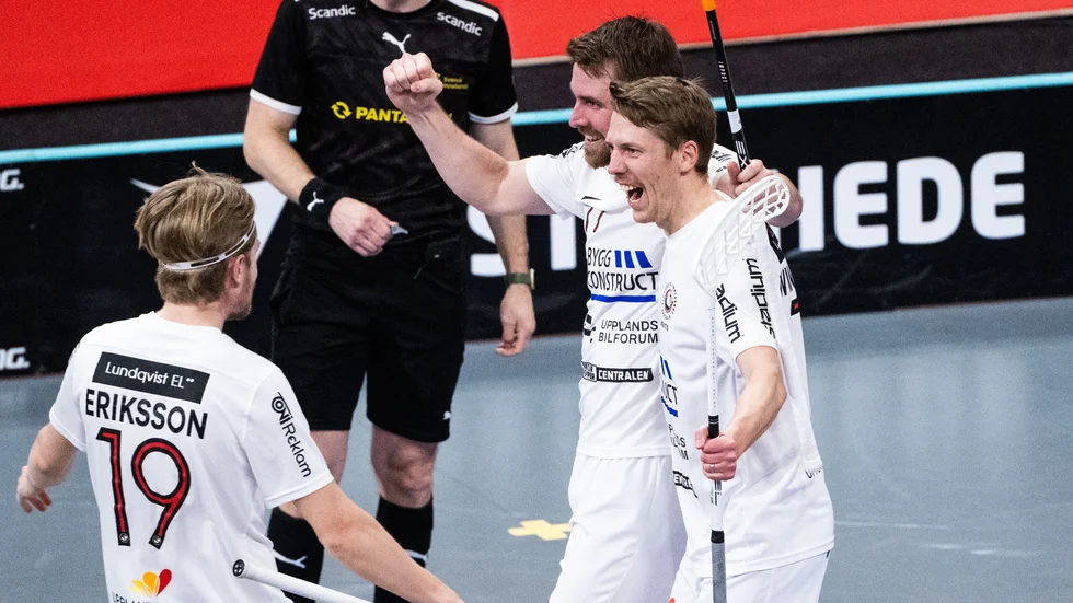 Niklas Winroth Nelin jublar tillsammans med Filip Eriksson och Tobias Gustafsson under fjolårets final.