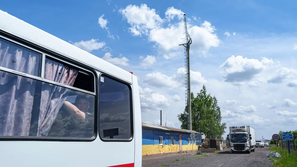 En ukrainsk konvoj tar hem stupade soldater med lastbil genom regionen Sumy i ett utbyte i maj. Nu tas ytterligare 250 kroppar hem. Arkivbild.
