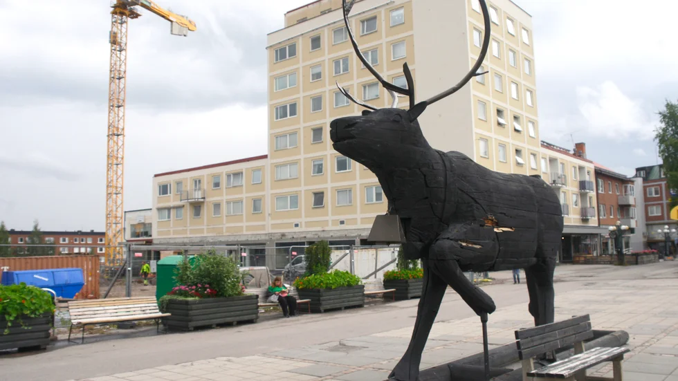 Tippstarenen är ett av de konstverk som flyttats från Malmberget till centrumtorget. I bakgrunden syns Arkaden-huset som ska byggas ihop med blivande multiaktivitetshuset.