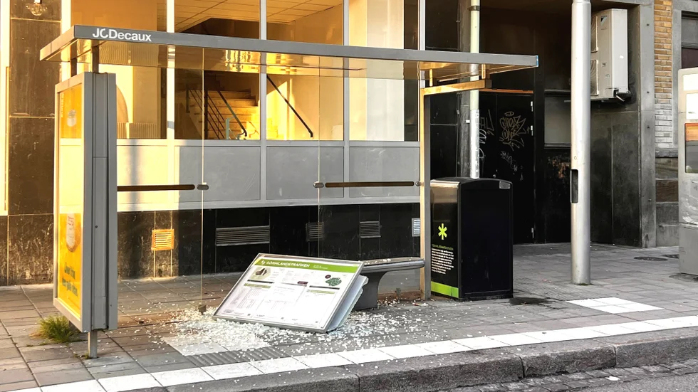 I Slagsta kastade en tonåring en cykel genom glasrutan på en busskur. Även busskuren på bilden, på Rademachergatan i centrala Eskilstuna, slogs sönder under natten mot söndagen.