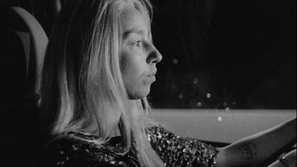Den stressade produktionsassistenten Angela på jakt efter en passande kandidat till en företagsfilm om offer för arbetsplatsolyckor.