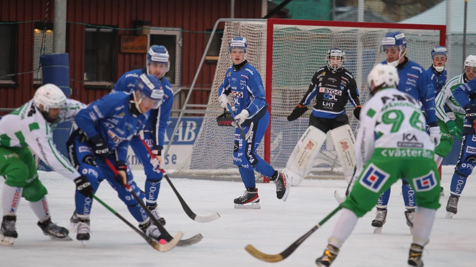IFK Motalas Anton Spångberg och Rasmus Karlsson har koll på Västerås attackerande, bland andra Viktor Spångberg med nummer 96. Det blev en jämn dagsljusmatch på LMT arena, åtminstone en halvlek.