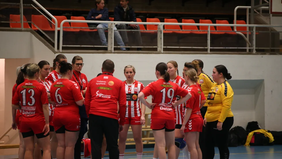 Vadstena HF:s damer kvalificerade sig för division 2. Men klubben och laget har tillsammans bestämt sig för att tacka nej till tvåan och spela kvar i division 3.