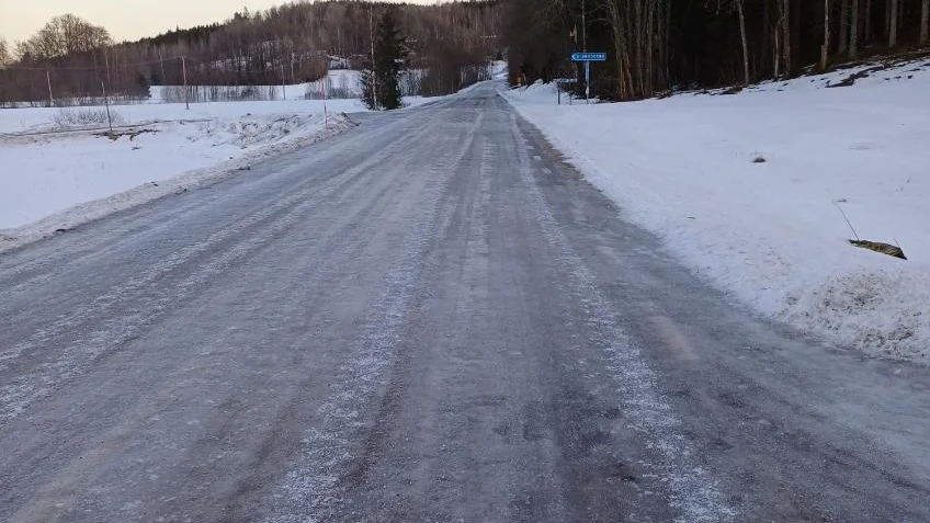 Isen låg tjock på vägen i Dalhem, vilket insändarskribenten kritiserar.