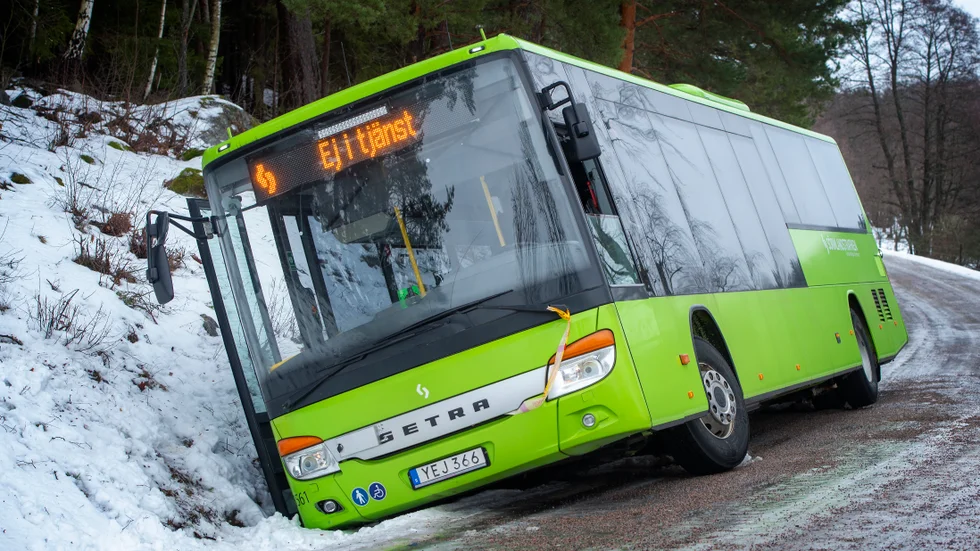 Bussen åkte i diket efter kurvan. Flera elever på Öknaskolan befann sig ombord. 