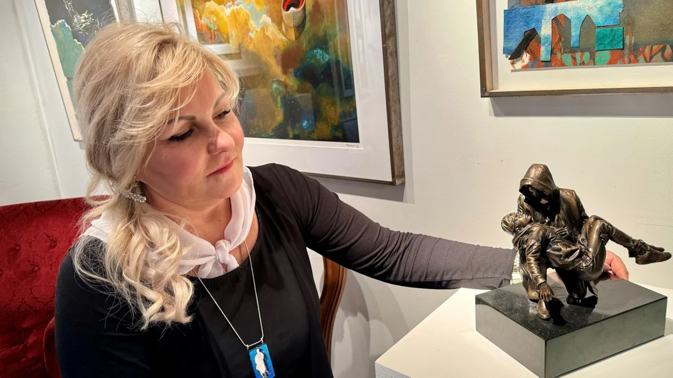I sitt senaste projekt, "Pieta" som handlar om empati, och konsekvenserna av alla skjutningar, har Susanna Arwin samarbetat med artisten och låtskrivaren Mikael Wiehe. Nu ställer hon ut på Galleri Boussard i Eskilstuna.