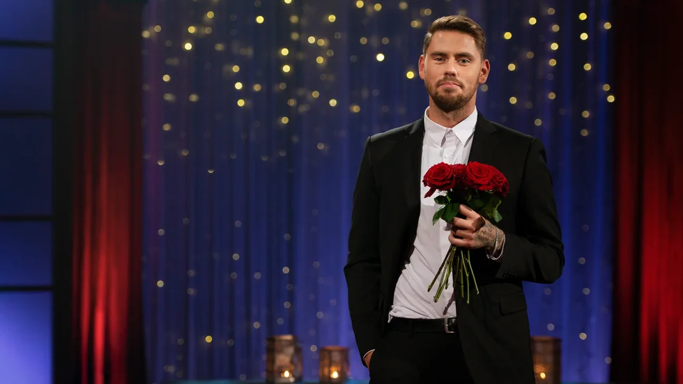 Rasmus Allard var med i "Bachelorette" 2022. Nu är han TV4:s nya "Bachelor" – men väntar barn med flickvännen.