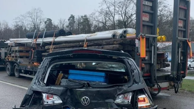 Bilen blev demolerad både fram- och baktill. Föraren förlamades och nu har den åtalade Strängnäskvinnan fällts av Södertörns tingsrätt.