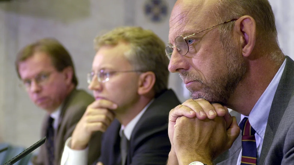 Hans Dahlgren har varit med länge och har erfarenhet av upp-och nedgångar i politiken. Här en bild från en pressträff 2001 med den dåvarande regeringens särskilda statssekreterargrupp. Från vänster ser vi Lars Danielsson, Per Nuder samt Hans Dahlgren. Allt är inte alltid så muntert i ett parti med tre århundraden på nacken. 