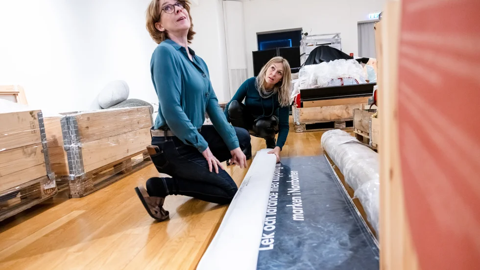 På Norrbottens museum packas utställningar ned inför en efterlängtad renovering. Catrine Backman och Veronica Markström samlar ihop utställningsmaterial inför stängningen som sker den 31 januari. 