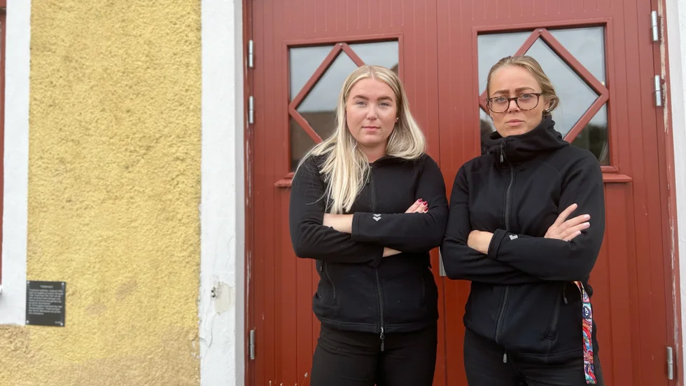 Linnea Weidmann och Johanna Ek är båda frustrerade och arga över att inte få gehör från bokningsjätten Booking.com