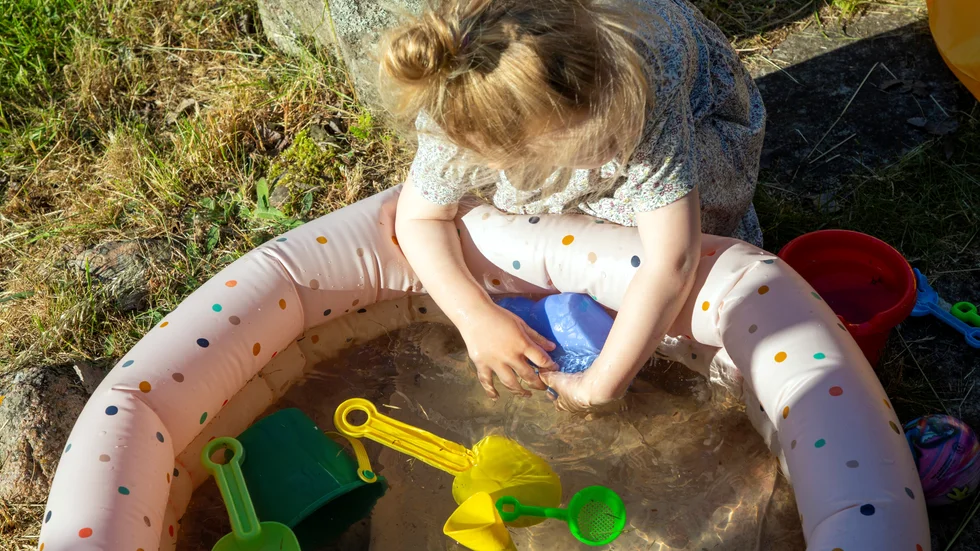 En del anlitar en au pair som tar hand om barnen. 